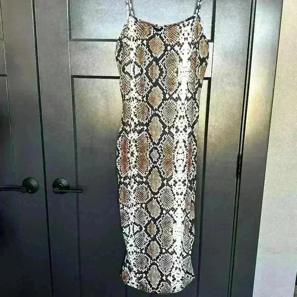 NWT Pretty Little Thing Sleeveless Snake Skin Pattern Fitted Pullover Dress 10 - Picture 1 of 6